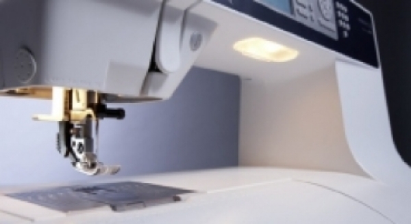 Pfaff Creative 3.0 mit IDT-System und Stickeinheit